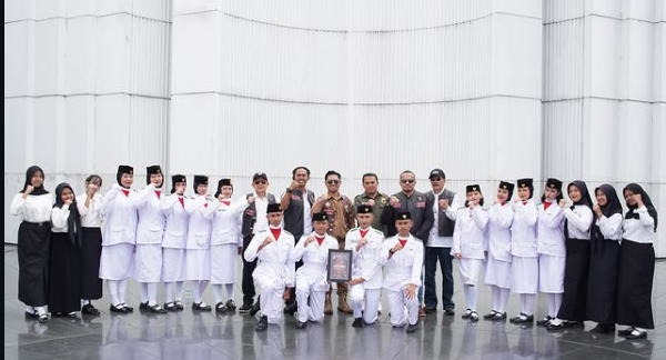 Paskibra SMA Nasional Bandung Berkolaborasi dengan Vespa Antique Club dalam Prosesi Pengibaran Bendera Merah Putih